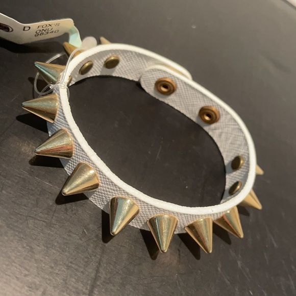 GOLD SPIKES WHITE GROSGRAIN LEATHER SNAP BRACELET - Picture 5 of 6